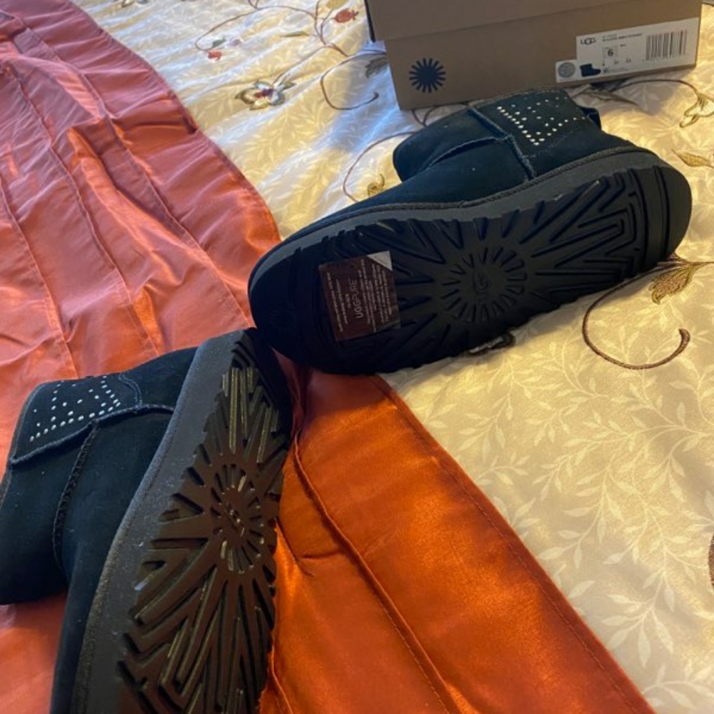 UGGS - Picture 5 of 5